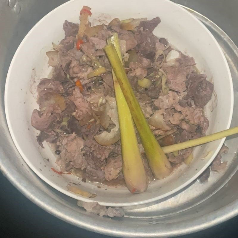 Thịt nai hấp đang được đun trên bếp, bốc hơi thơm lừng