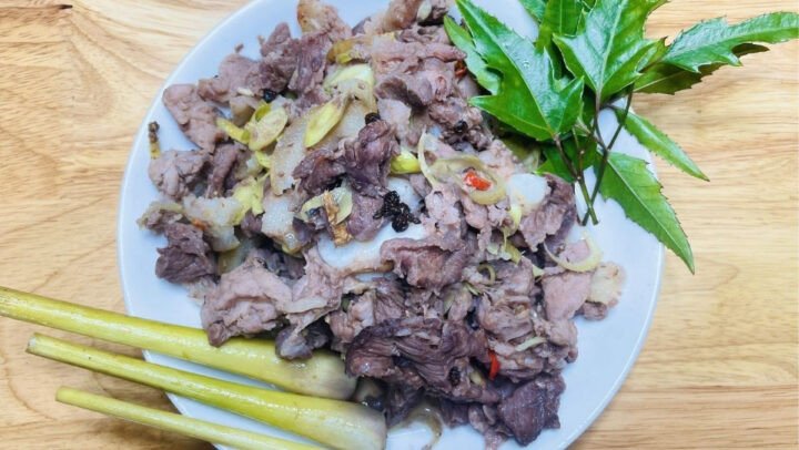 Thịt nai hấp sả tươi ngon đặt trên đĩa trang trí