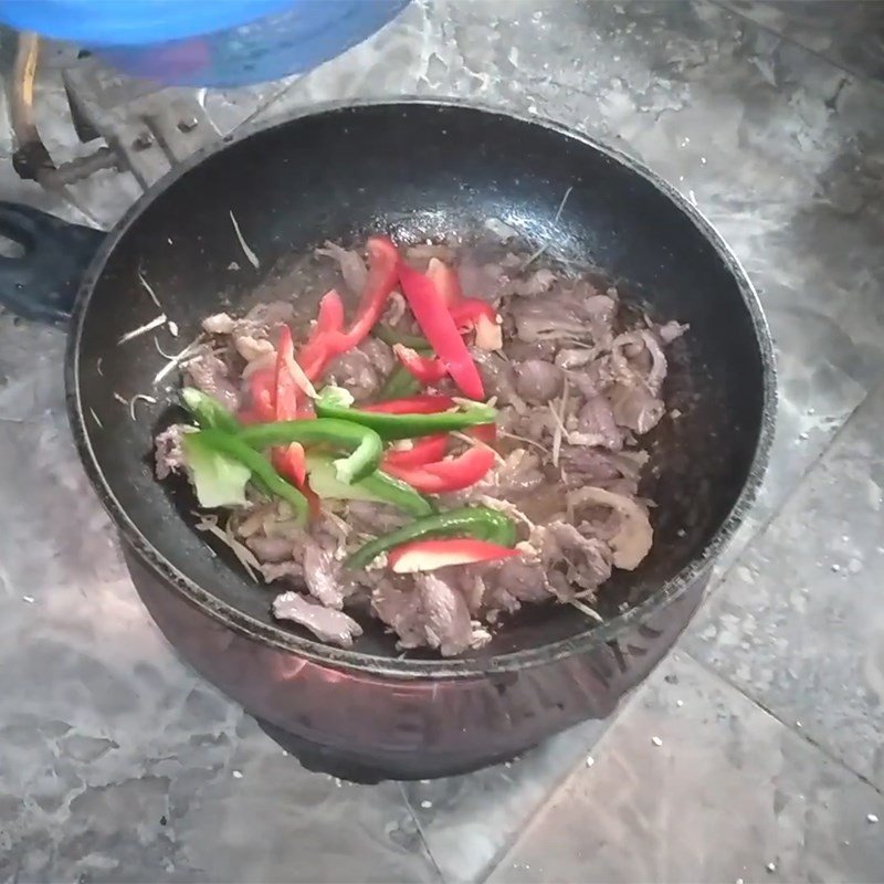 Thịt ngan đang được xào săn trên chảo