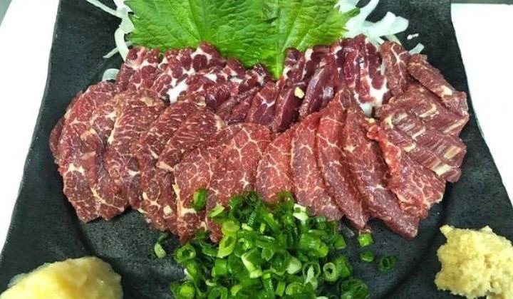 Thịt ngựa tươi ngon với màu đỏ sẫm đặc trưng