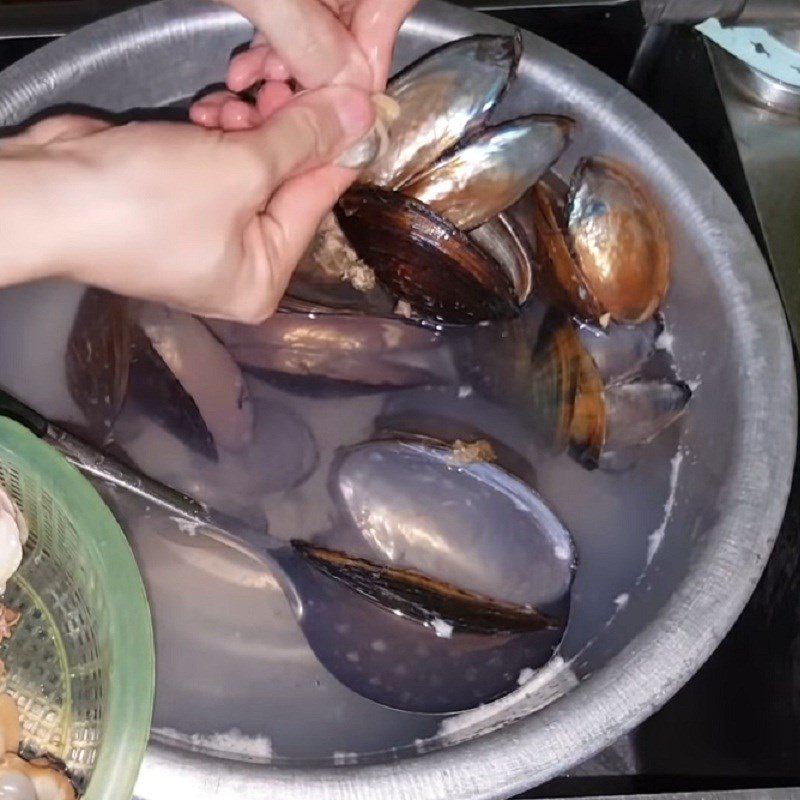 Thịt trai tươi đã làm sạch đặt trên thớt