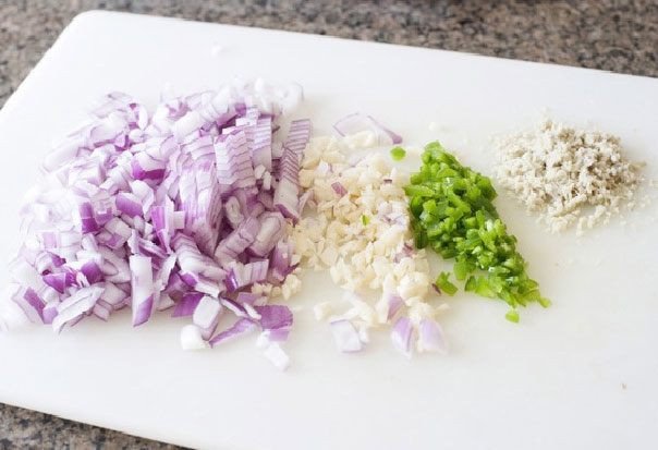 Thịt ức gà được thái miếng vuông vắn, sẵn sàng cho món gà xào lăn nước cốt dừa