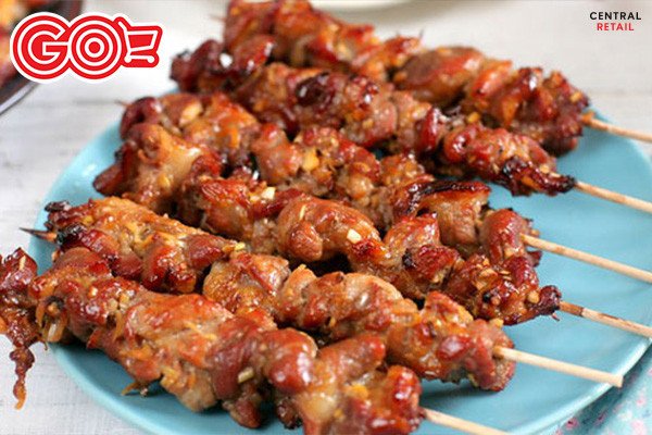Thịt xiên que đang được nướng trên bếp than hồng