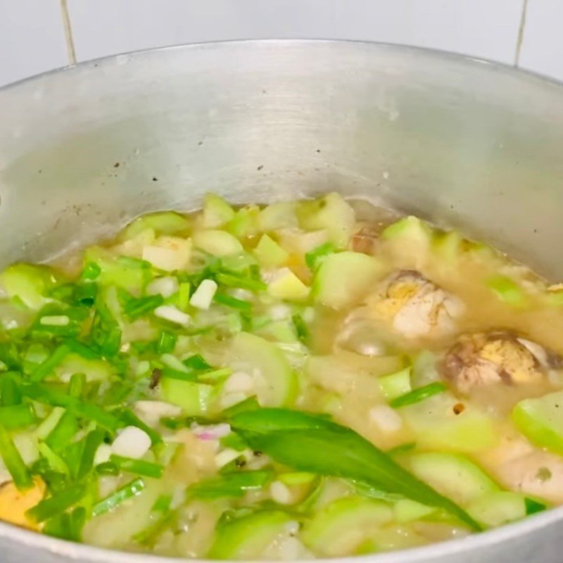 Thực hiện các bước um bầu với trứng vịt lộn