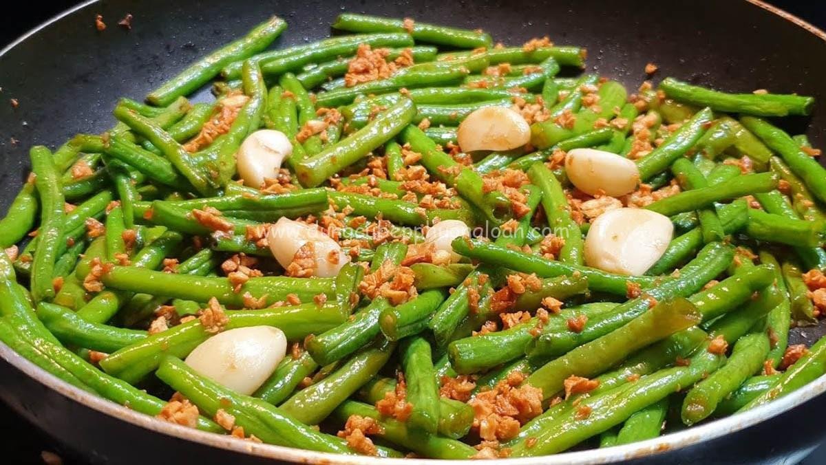 Thực hiện món đậu que xào tỏi