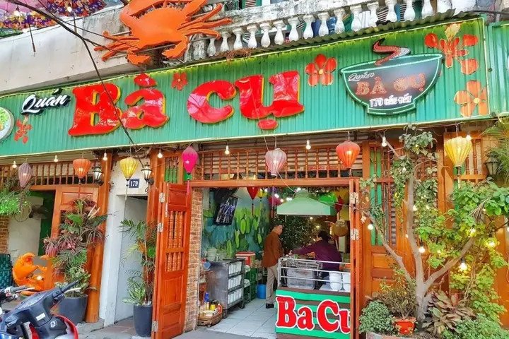 Thực khách đang thưởng thức tô bánh đa cua Bà Cụ