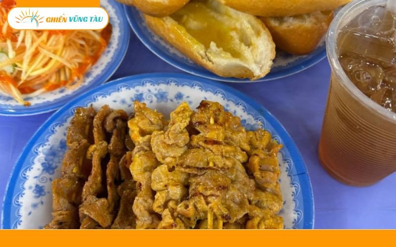 Thực khách thích thú thưởng thức bánh mì Campuchia
