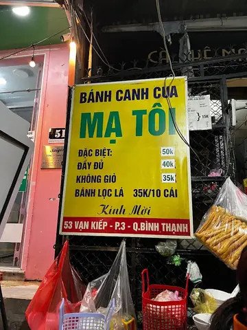 Thực khách thưởng thức bánh canh cua tại quán Mạ Tôi