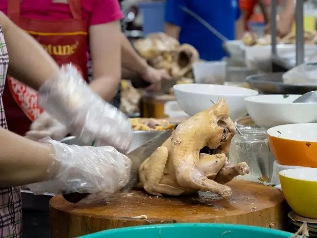 Thực khách thưởng thức phở miến gà tại Kỳ Đồng