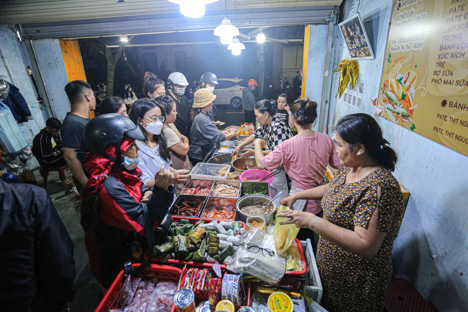 Thực khách xếp hàng dài kiên nhẫn chờ mua bánh mì O Tho Trần Cao Vân tại địa chỉ mới