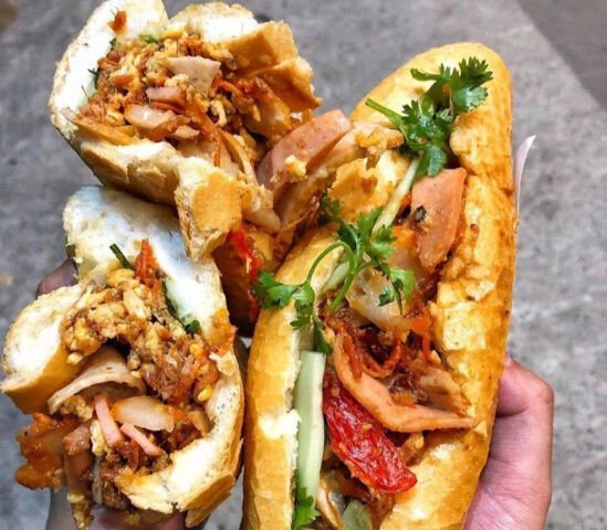 Thực khách xếp hàng đông đúc tại cửa hàng bánh mì Dân Tổ Hà Nội