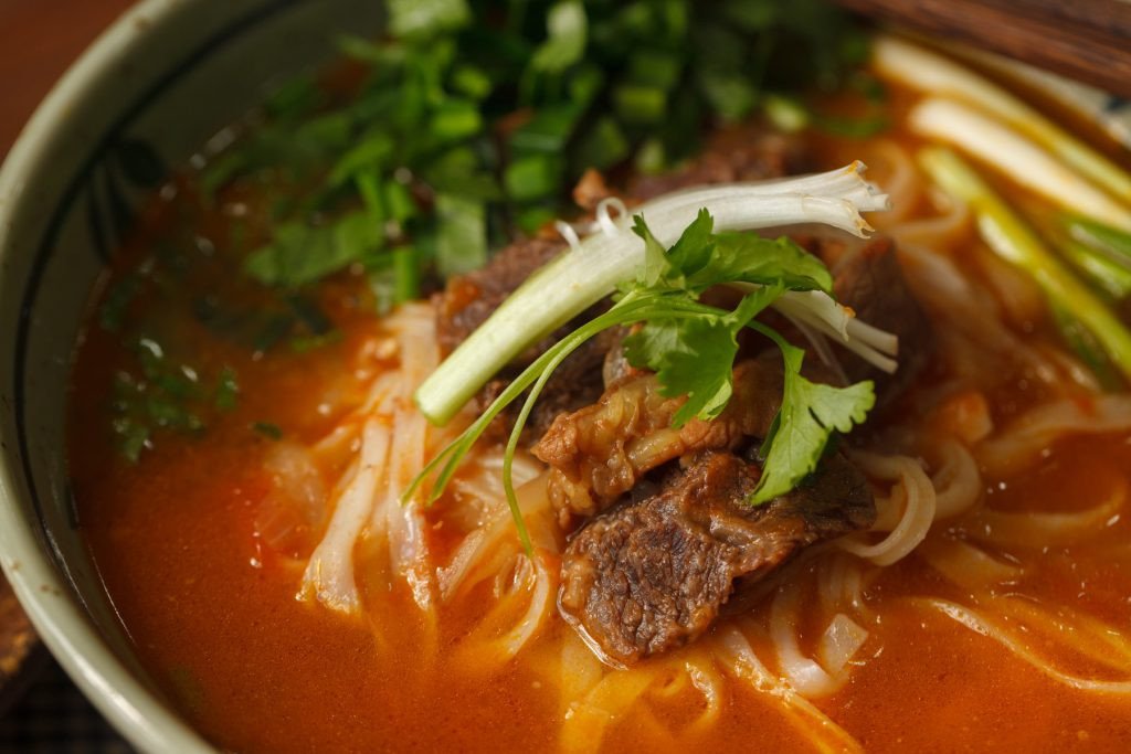 Thưởng thức bát phở sốt vang nóng hổi, hấp dẫn