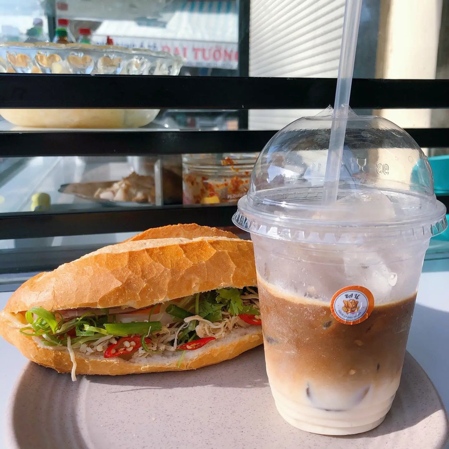 Thưởng thức món bánh mì Ba Lẹ Nha Trang vào ban đêm