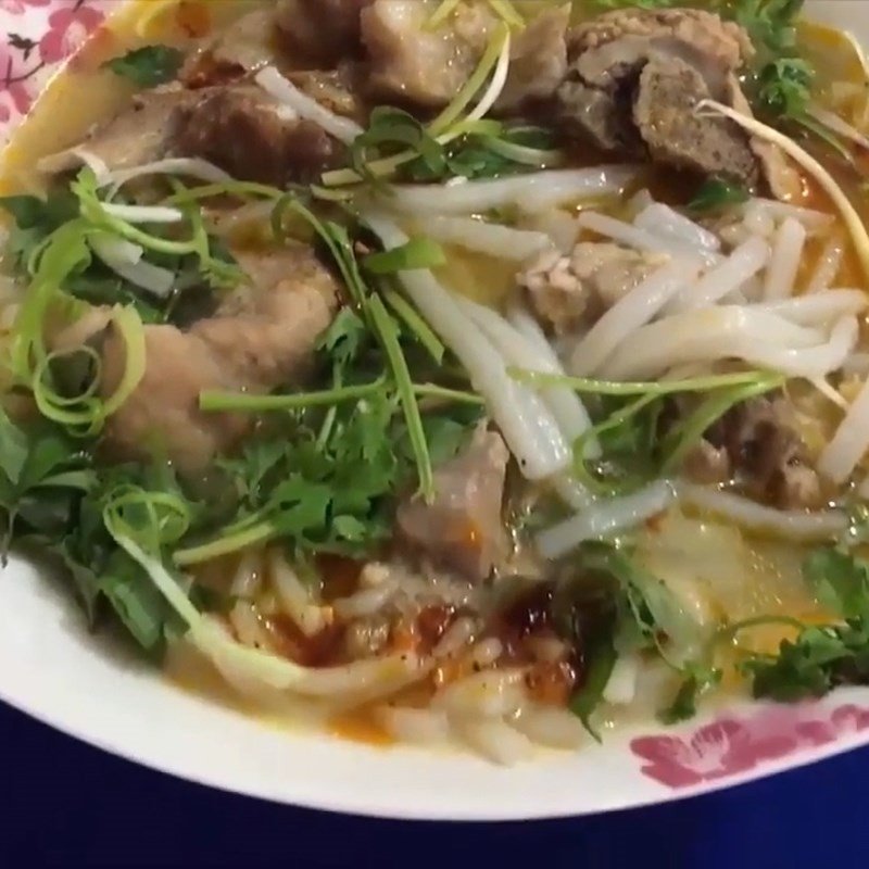 Tô bánh canh xương heo nóng hổi, thơm ngon đã hoàn thành và sẵn sàng để thưởng thức