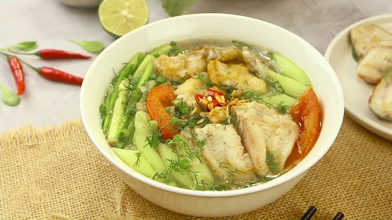 Tô bún cá rô đồng với nước dùng trong veo, minh họa cách nấu nước dùng bún đơn giản tại nhà