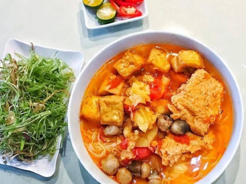 Tô bún chay rau củ đầy màu sắc và hấp dẫn đã hoàn thành