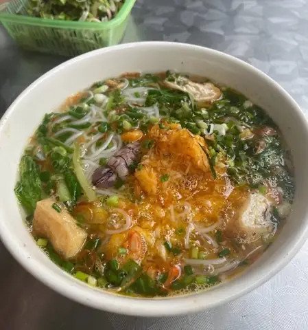 Tô bún hải sản đầy đặn với nhiều loại topping tươi ngon