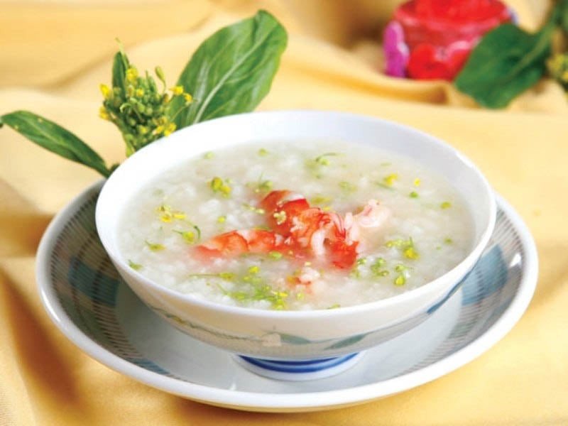 Tô cháo dinh dưỡng thơm ngon từ cơm nguội, sẵn sàng để thưởng thức