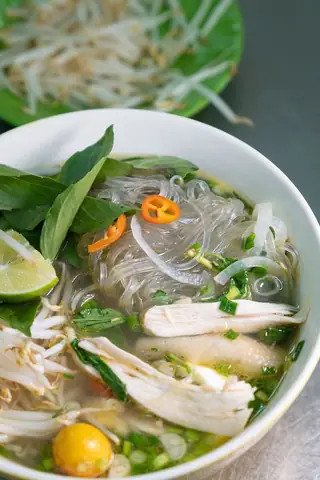 Tô phở miến gà đầy đặn tại Kỳ Đồng