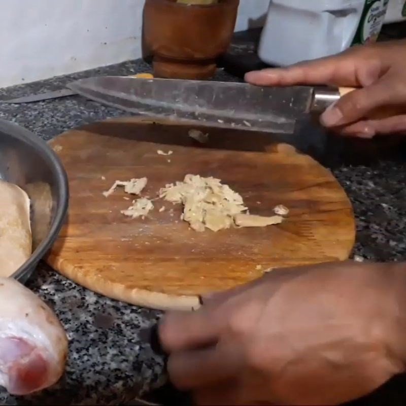 Tỏi, hành tím và sả tươi đang được sơ chế, băm nhỏ và cắt khúc để ướp thịt dê hấp sả.