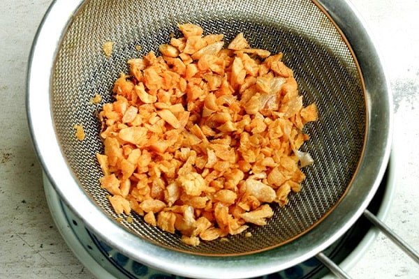 tỏi phi vàng ươm cho món ốc hương xào bơ tỏi