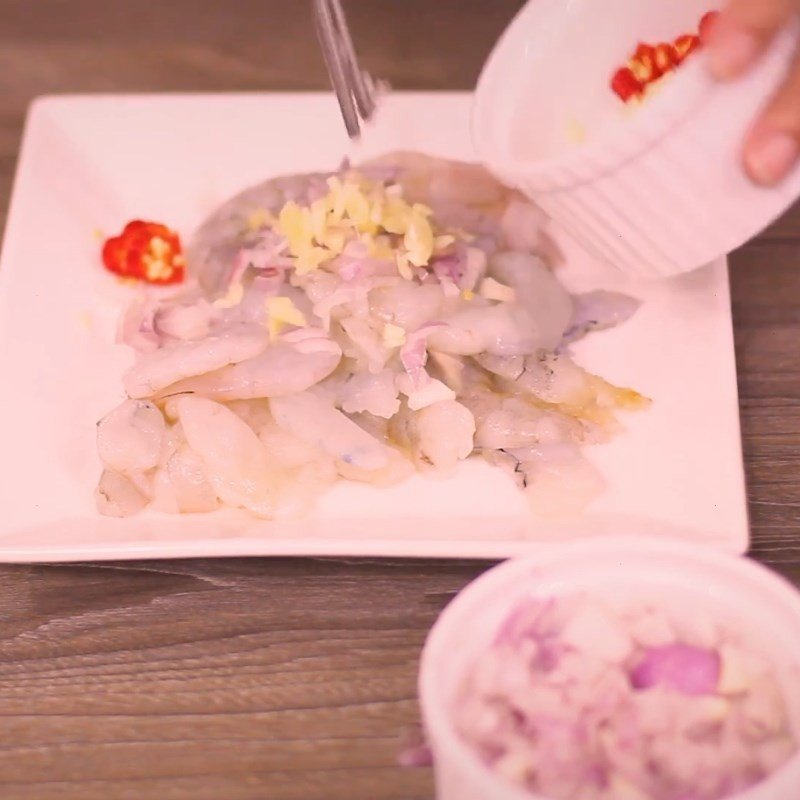 Tôm tươi đang được ướp với hành, tỏi, ớt và các loại gia vị đặc trưng