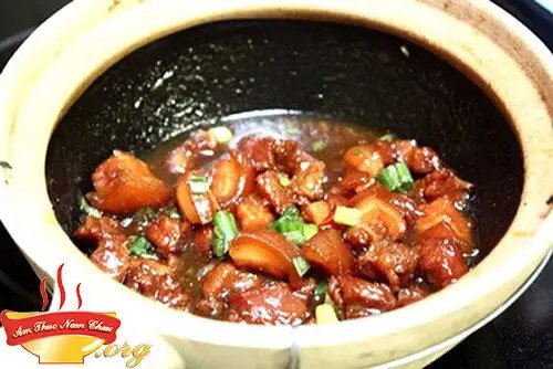 Trái dừa tươi và nước dừa, nguyên liệu tạo nên hương vị đặc trưng