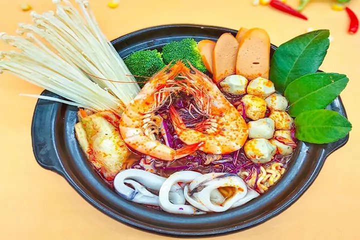 Trình bày món mì bạch tuộc cay đẹp mắt và hấp dẫn