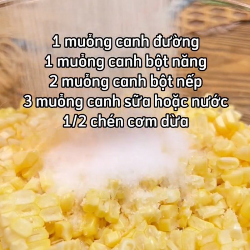 Trộn bắp với bột và sợi dừa tươi để làm bánh bắp sợi dừa hấp