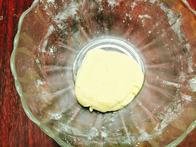 Trộn bột nếp và trứng để làm vỏ bánh cà