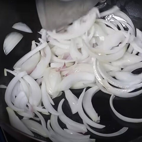 Trộn gia vị chuẩn bị xào bún khô chay