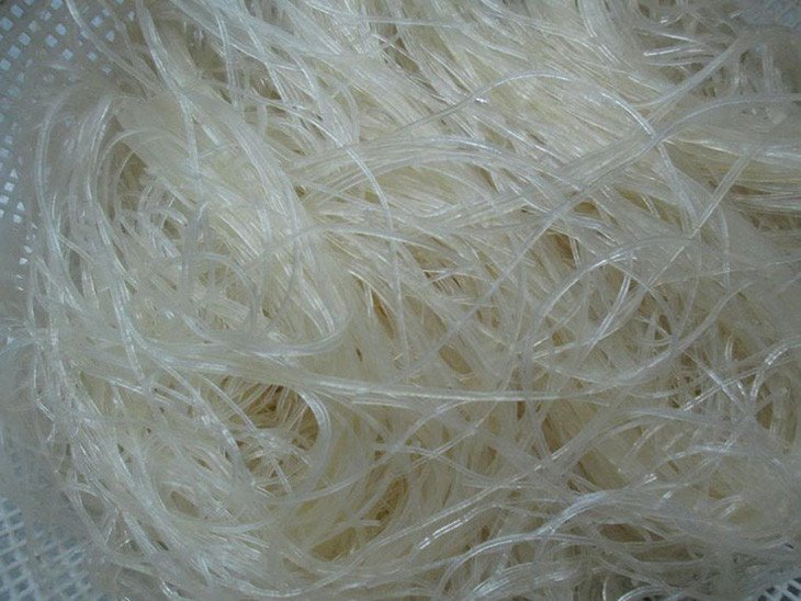 Trộn miến với dầu ăn hoặc lòng trắng trứng để chống dính