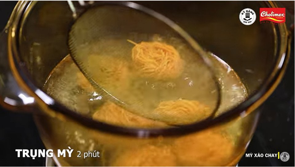 Trụng mì đúng cách giúp sợi mì xào chay dai ngon