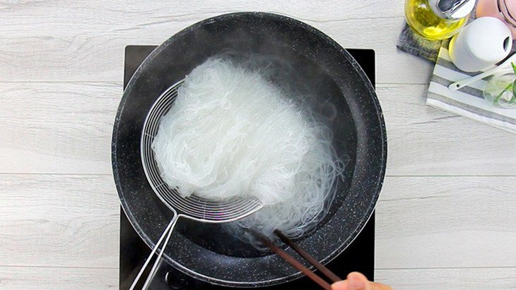 Trụng miến trong nước sôi thật nhanh tay để miến dai ngon
