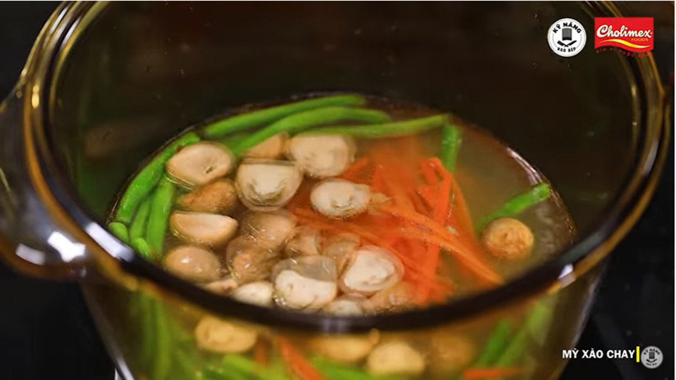 Trụng rau củ giữ độ giòn ngọt cho món mì xào chay