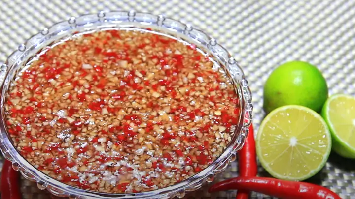 Bí Quyết Pha Nước Mắm Chua Ngọt Chuẩn Vị: Tỷ Lệ Vàng Và Thứ Tự Không Thể Sai
