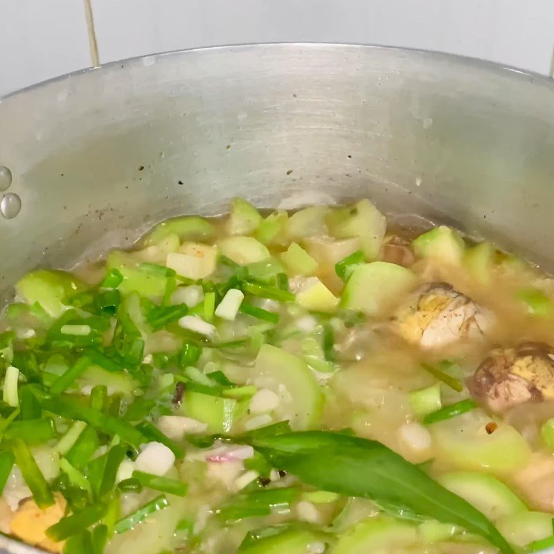 Um bầu với trứng vịt lộn và rau răm thơm ngon
