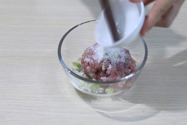 Ướp thịt băm với hành lá và các loại gia vị cho canh khoai mỡ