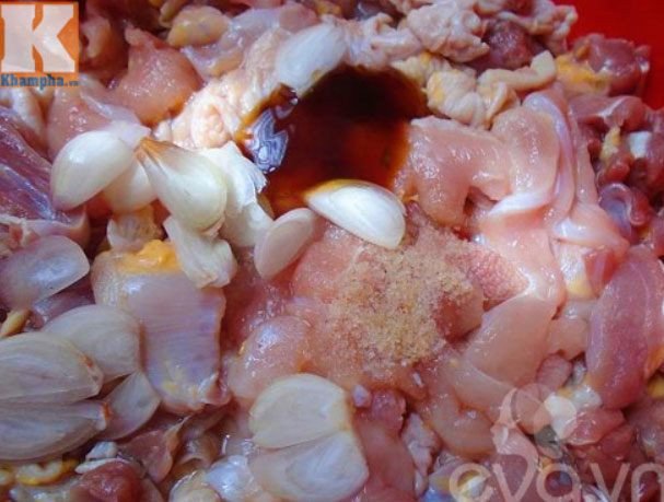 Ướp thịt gà với gia vị đậm đà, sẵn sàng cho món xào lăn thơm ngon