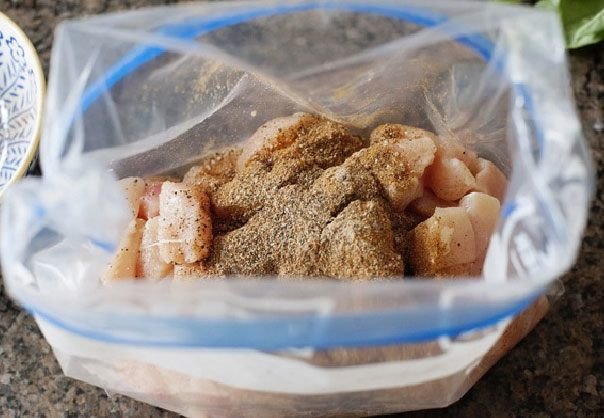 Ướp thịt ức gà với ngũ vị hương và tiêu đen để thấm đều gia vị