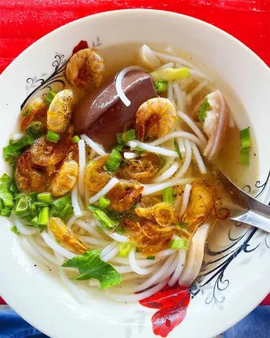 Vắt nước cốt dừa tươi cho món bánh canh tép