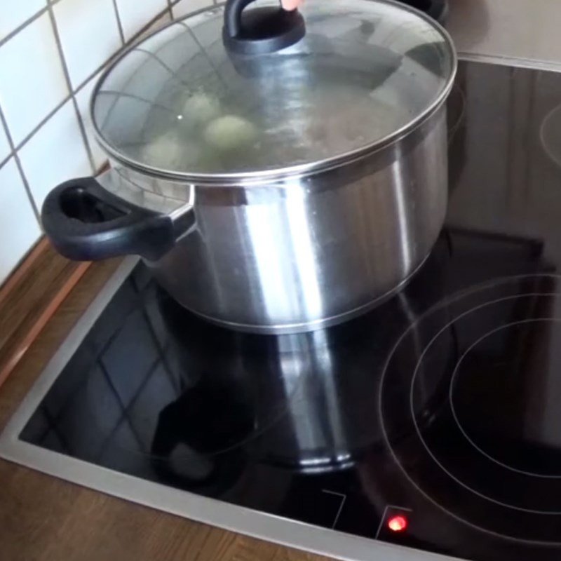 Vớt bọt kỹ càng để có nồi nước phở heo trong vắt