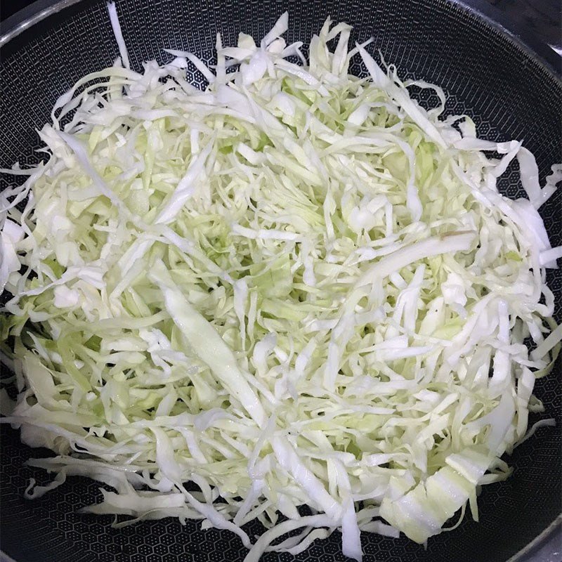 Xào bắp cải và cho trứng vào chảo