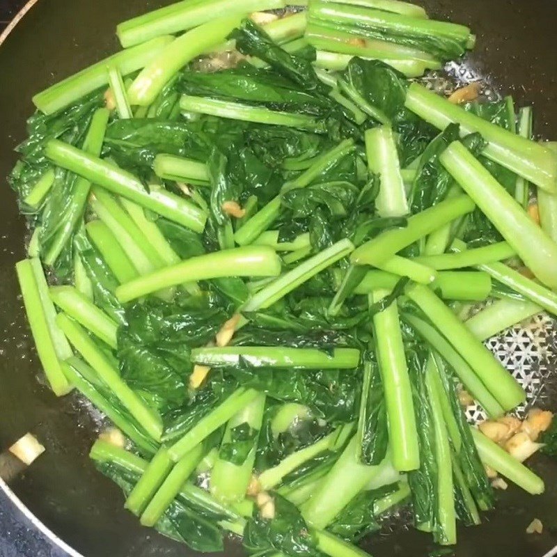 Xào cải ngọt trên lửa lớn