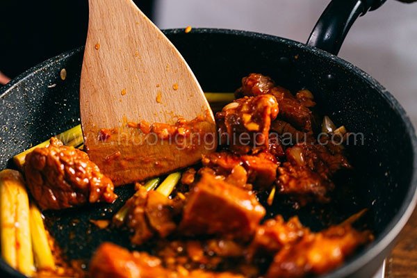 Xào đều thịt bò ướp gia vị cho món bò kho