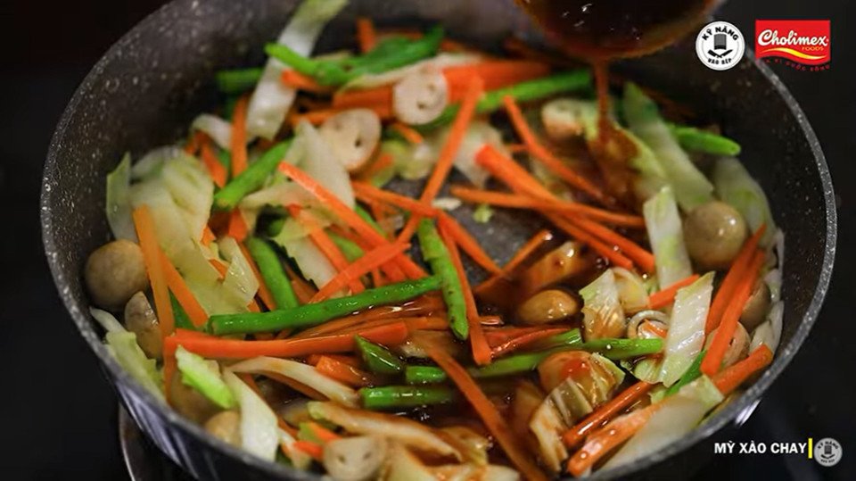 Xào mì chay với rau củ tươi tắn, hấp dẫn