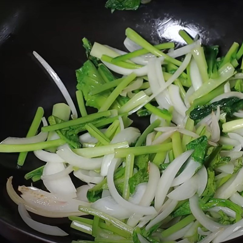 Xào rau củ tươi ngon cho món bún khô xào