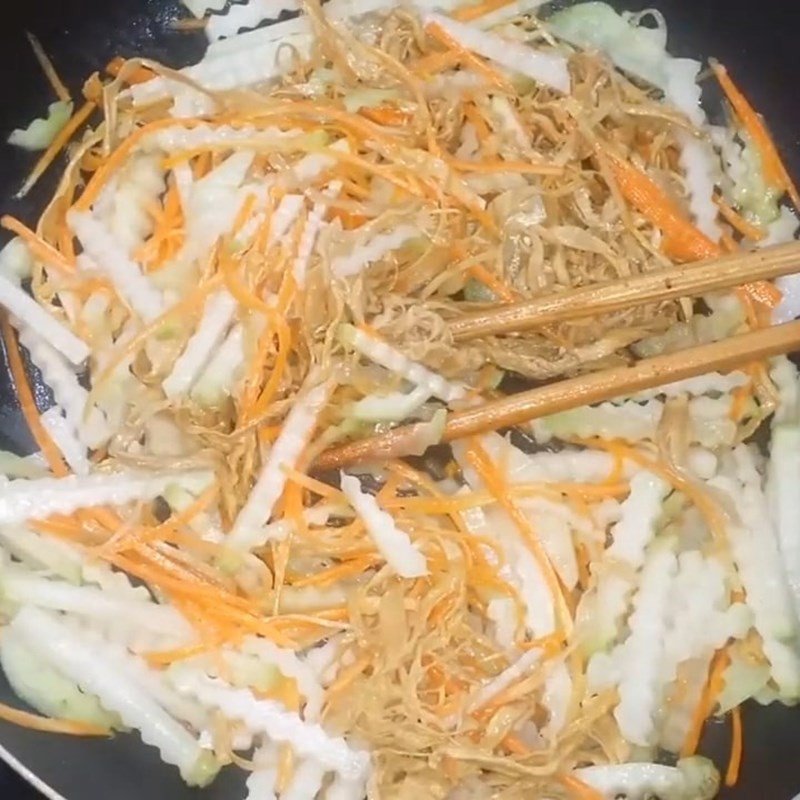 Xào rau củ và măng khô trên chảo