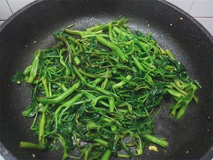 Xào rau muống với thịt bò để món ăn thêm phần hấp dẫn
