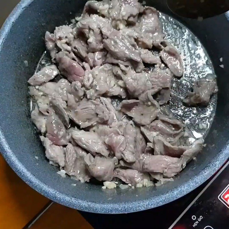 Xào thịt bò ớt chuông trong chảo